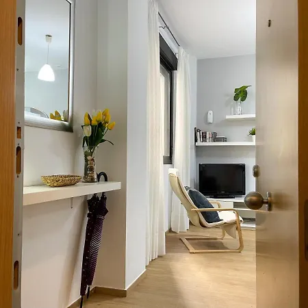 Quiet In The Heart Of Pool & Free Parking Apartment *